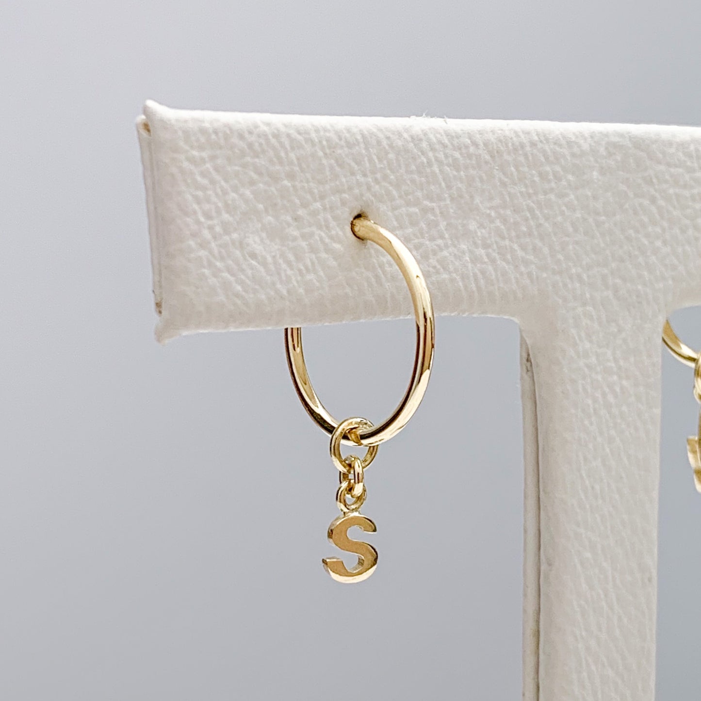 Charm de letra ó inicial para argolla en Oro 18k