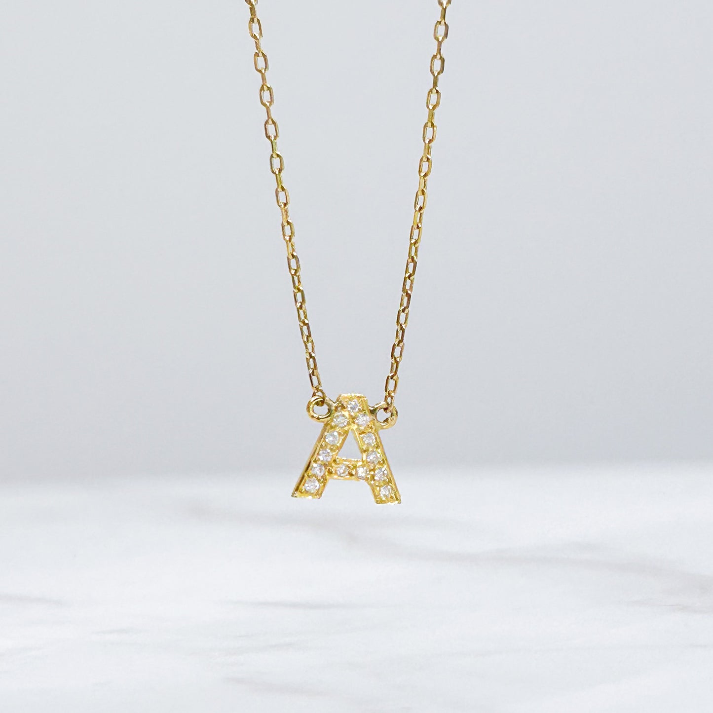 Gargantilla de inicial con diamantes Oro18k