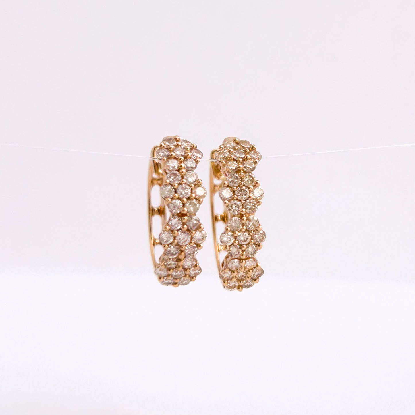 Argollas rosetas redondas con diamantes en oro 18k