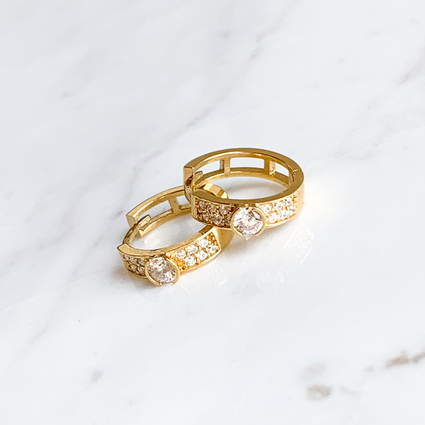 Argollas punto de luz en Oro18k