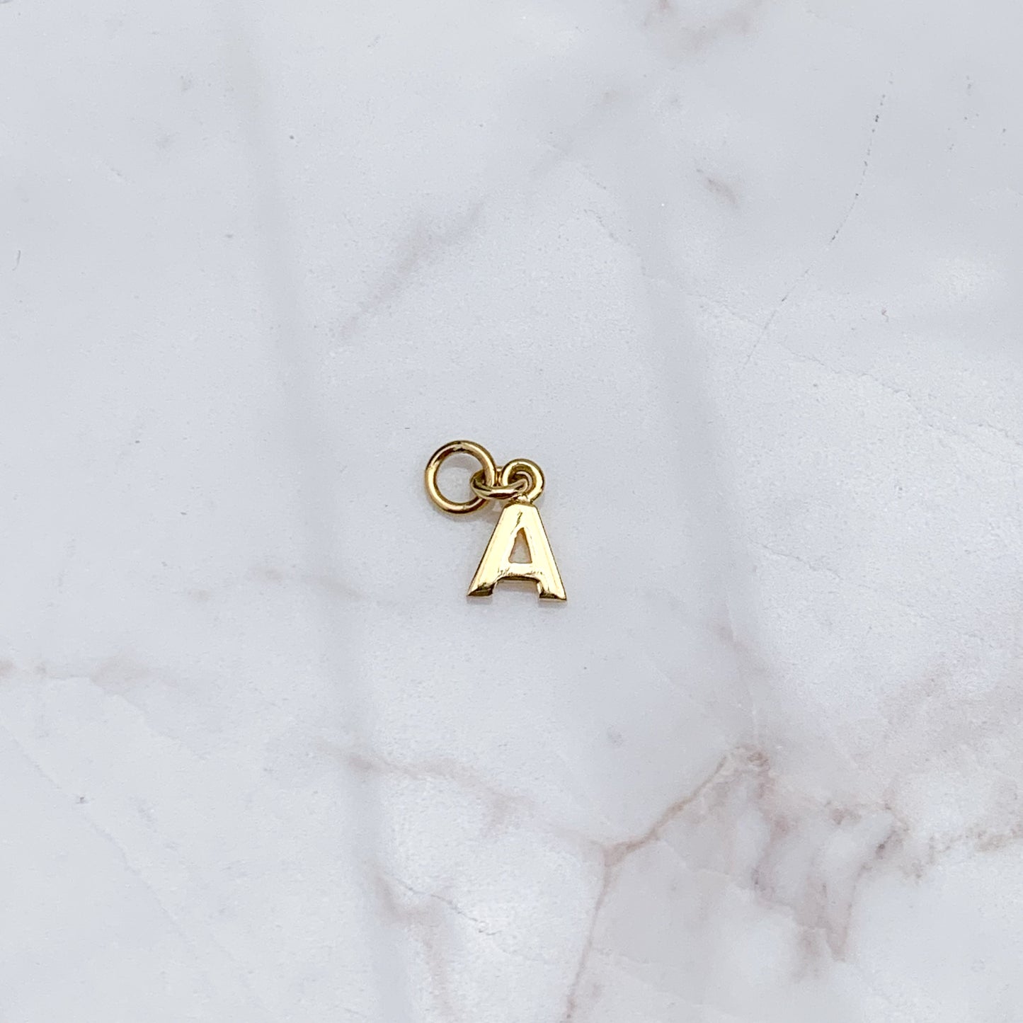 Charm de letra ó inicial para argolla en Oro 18k