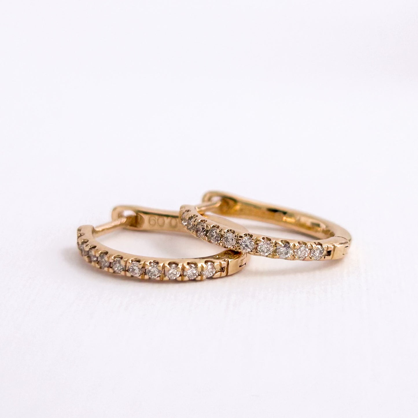 Argollas medio riviere 1.4cm con diamantes en oro 18k