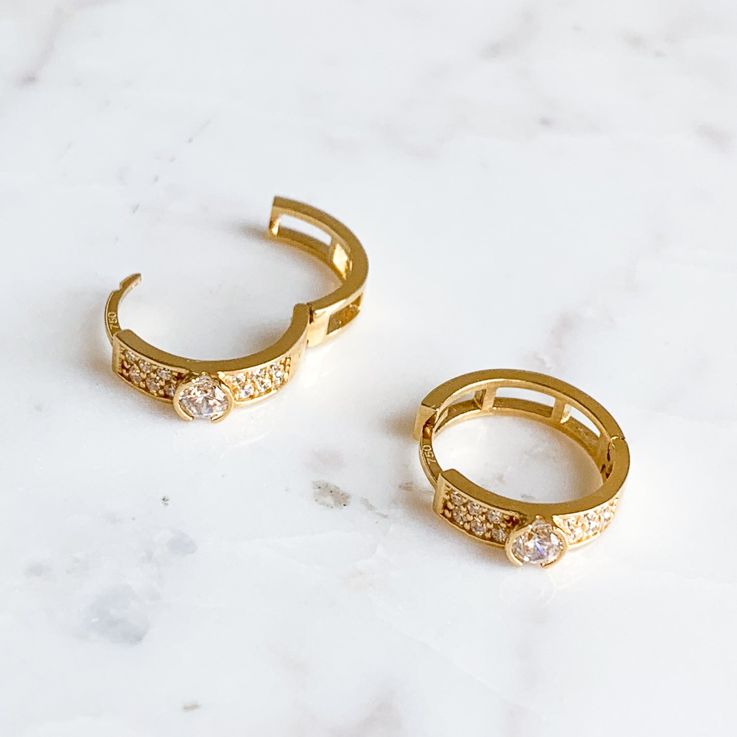 Argollas punto de luz en Oro18k
