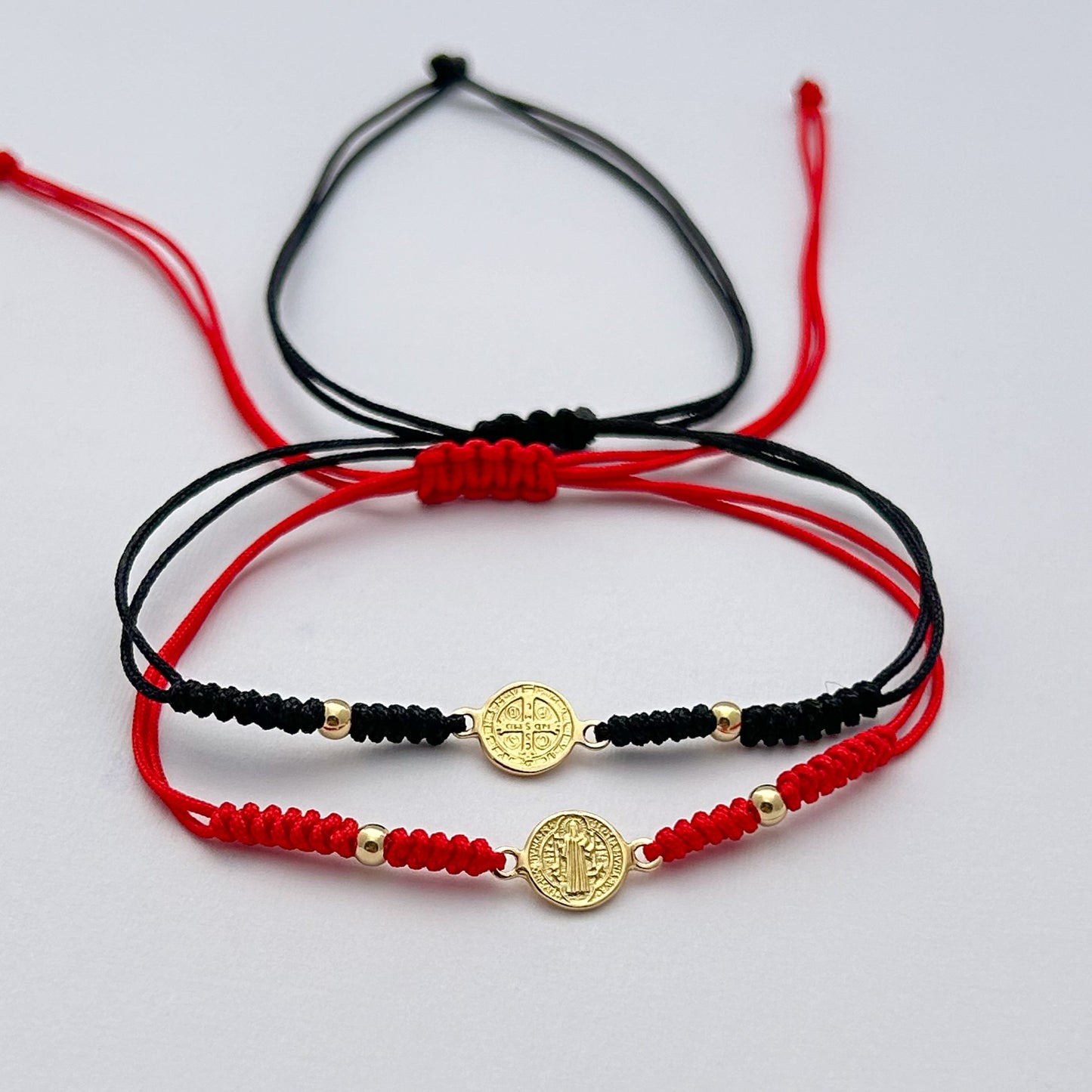 Pulsera tejida de San Benito en Oro18k