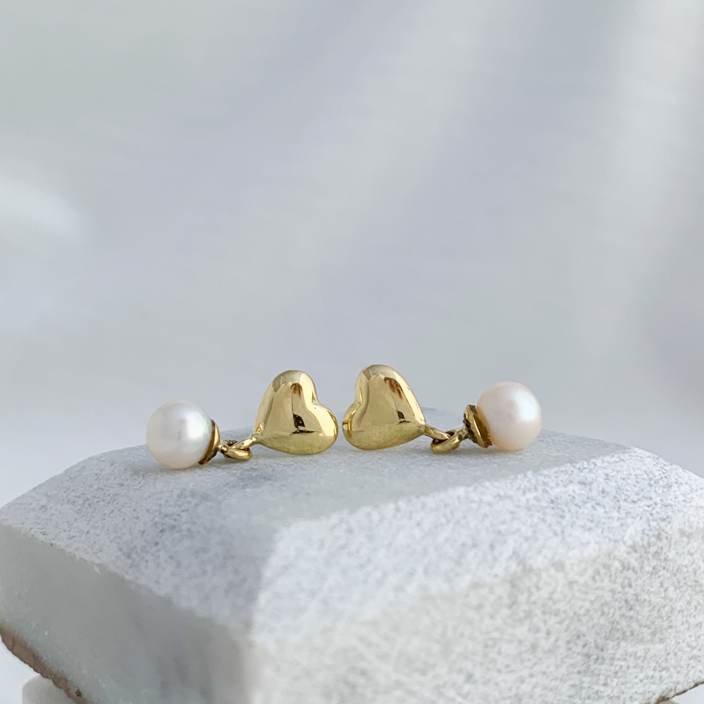 Aretes corazón con perla oro 18k