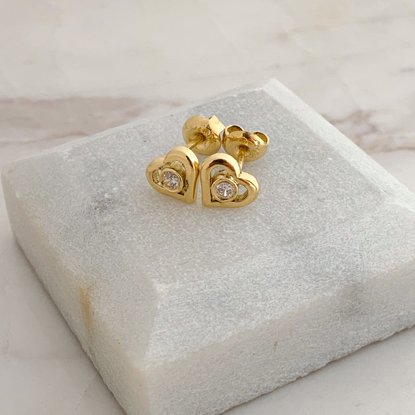 Aretes corazón calado con punto de luz oro 18k