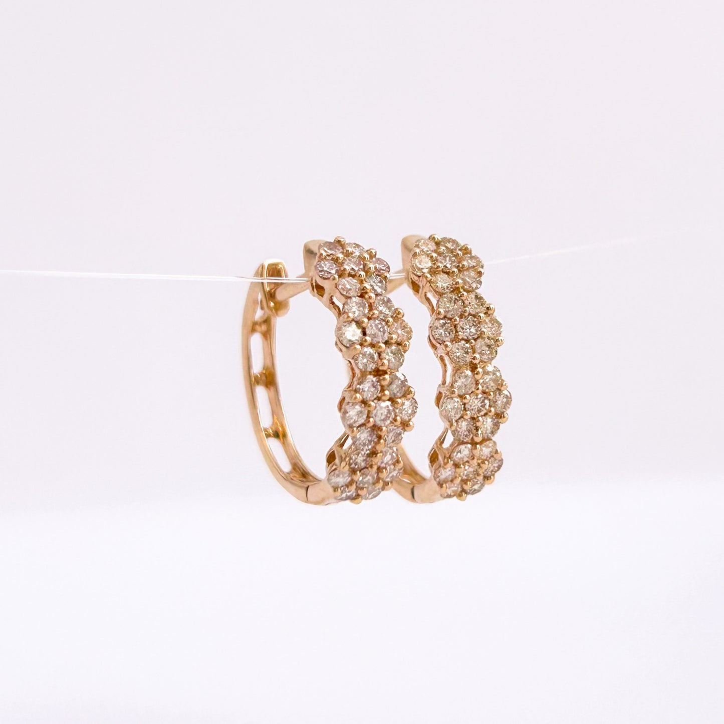 Argollas rosetas redondas con diamantes en oro 18k