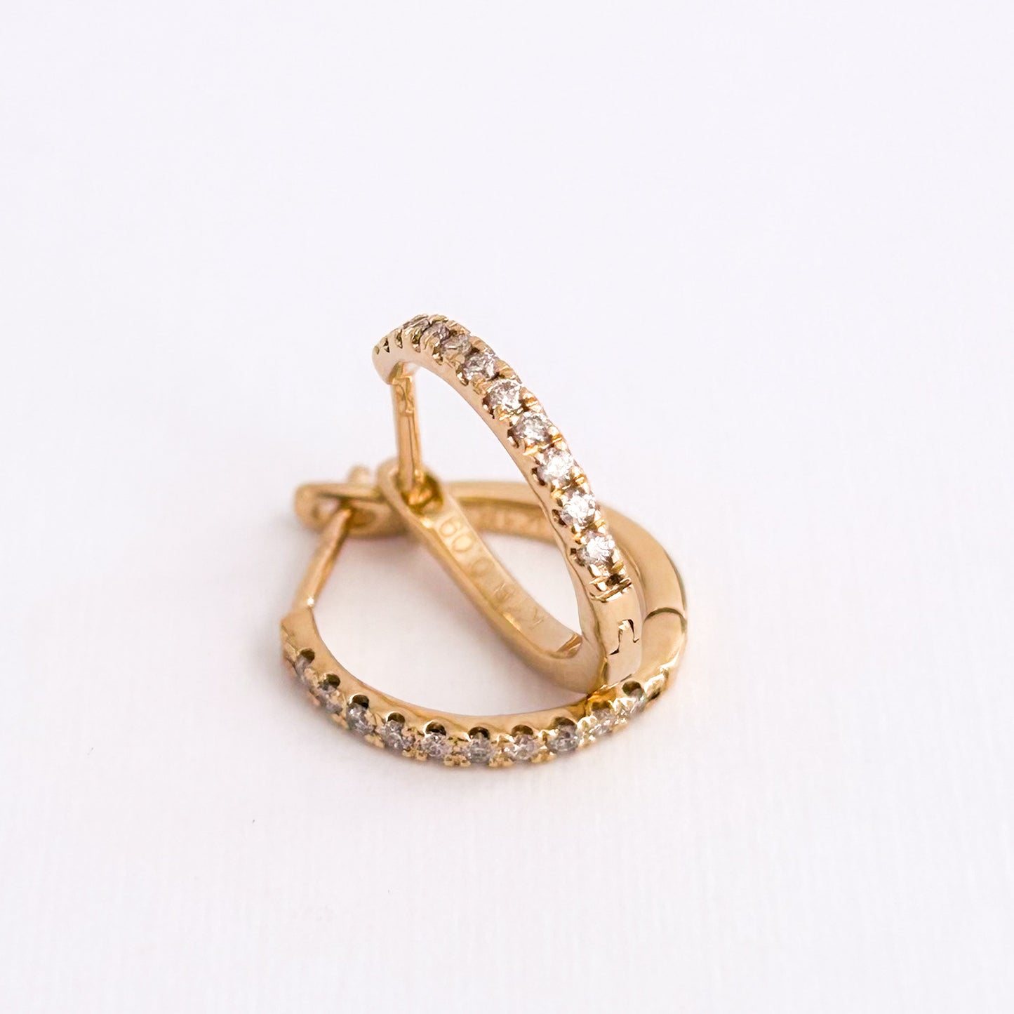 Argollas medio riviere 1.4cm con diamantes en oro 18k