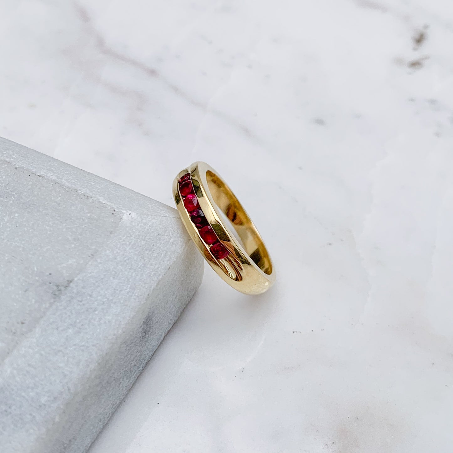 Anillo banda riviere Oro18k