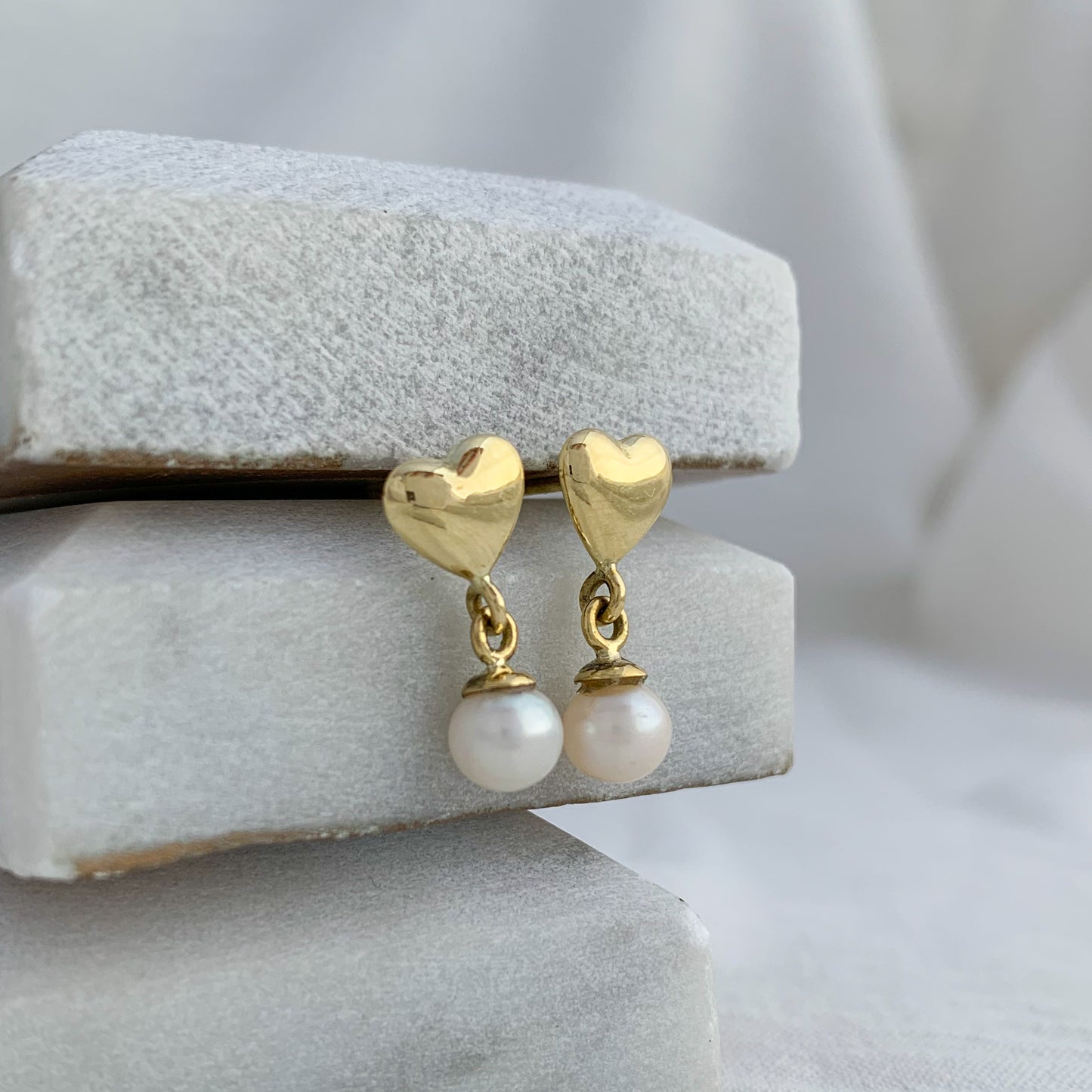 Aretes corazón con perla oro 18k