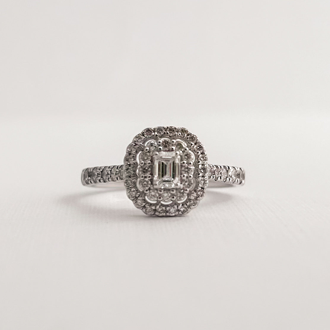 Anillo Halo Emerald con diamantes 0.75 cts en oro blanco 18k