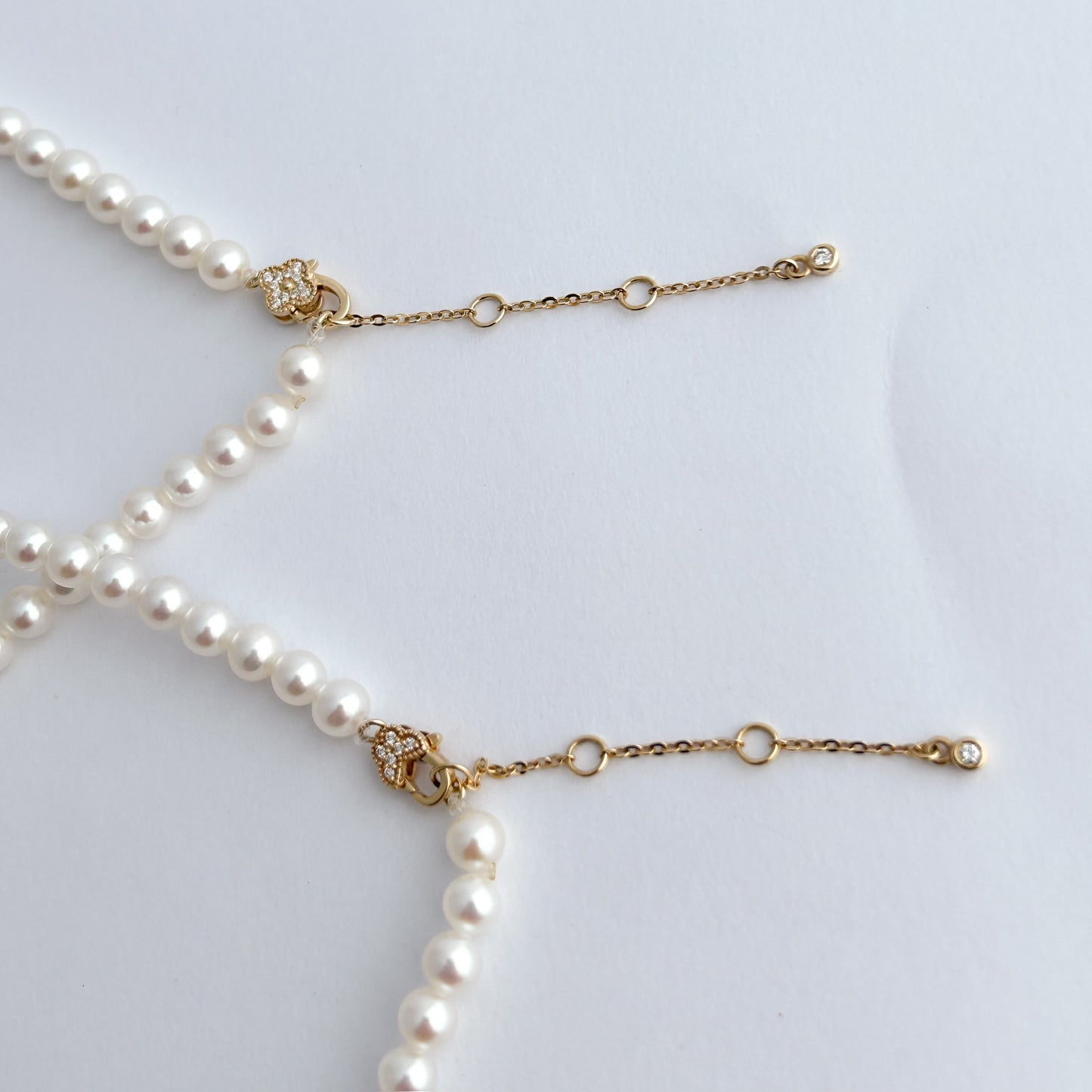 Collar de perlas cultivadas en oro 18k y broche con diamantes naturales
