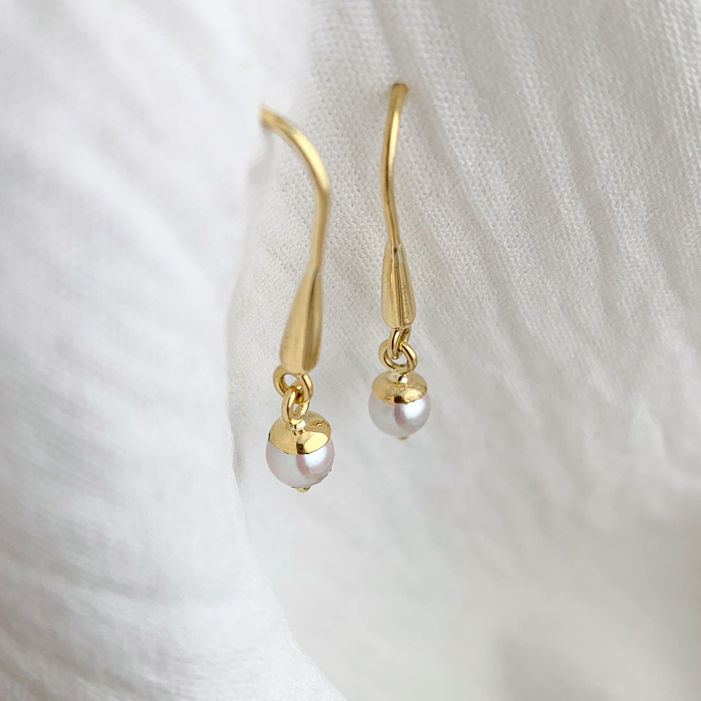 Aretes colgantes con perla oro 18k