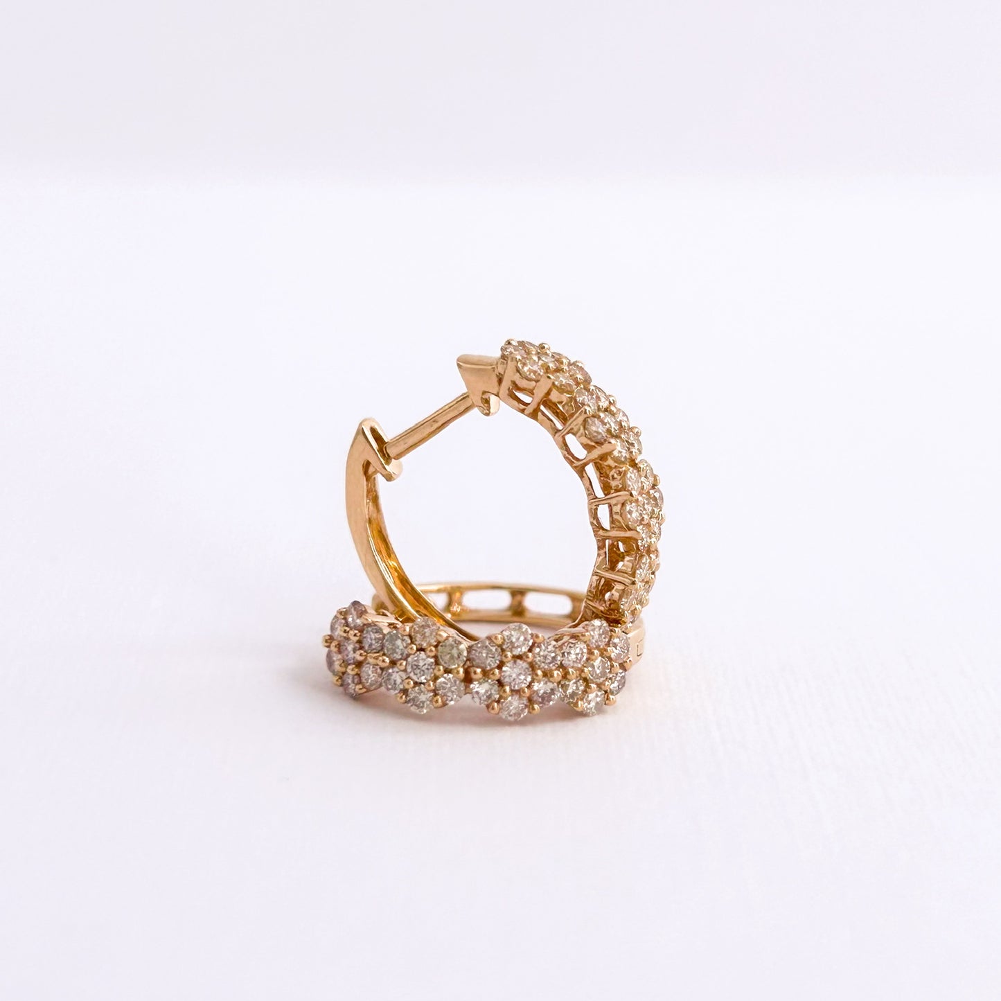 Argollas rosetas redondas con diamantes en oro 18k