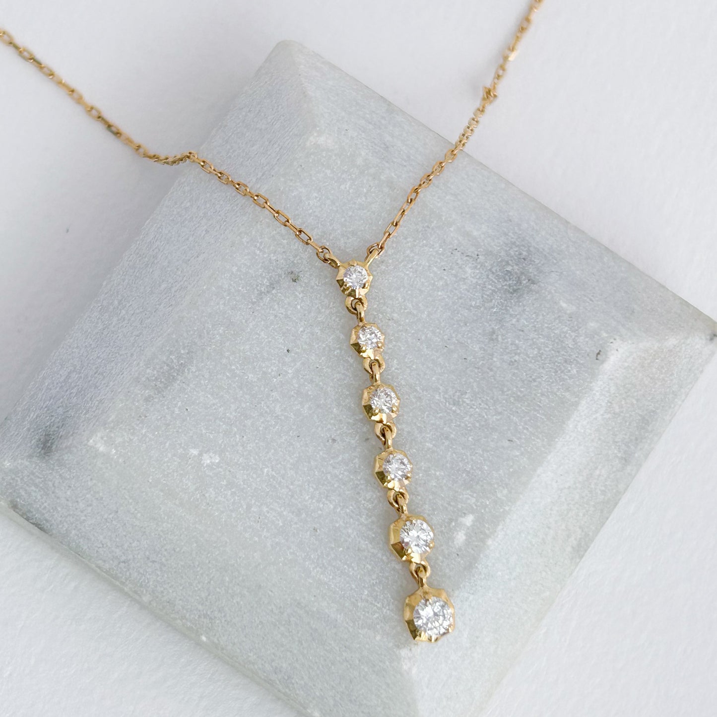 Gargantilla vertical brilliance con diamantes en Oro 18k