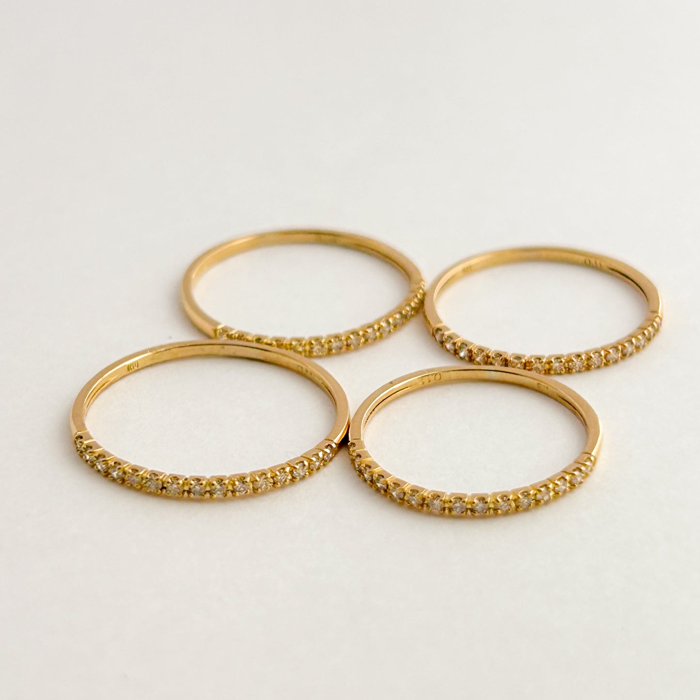 Cintillo con diamantes 0.11 cts en Oro 18k