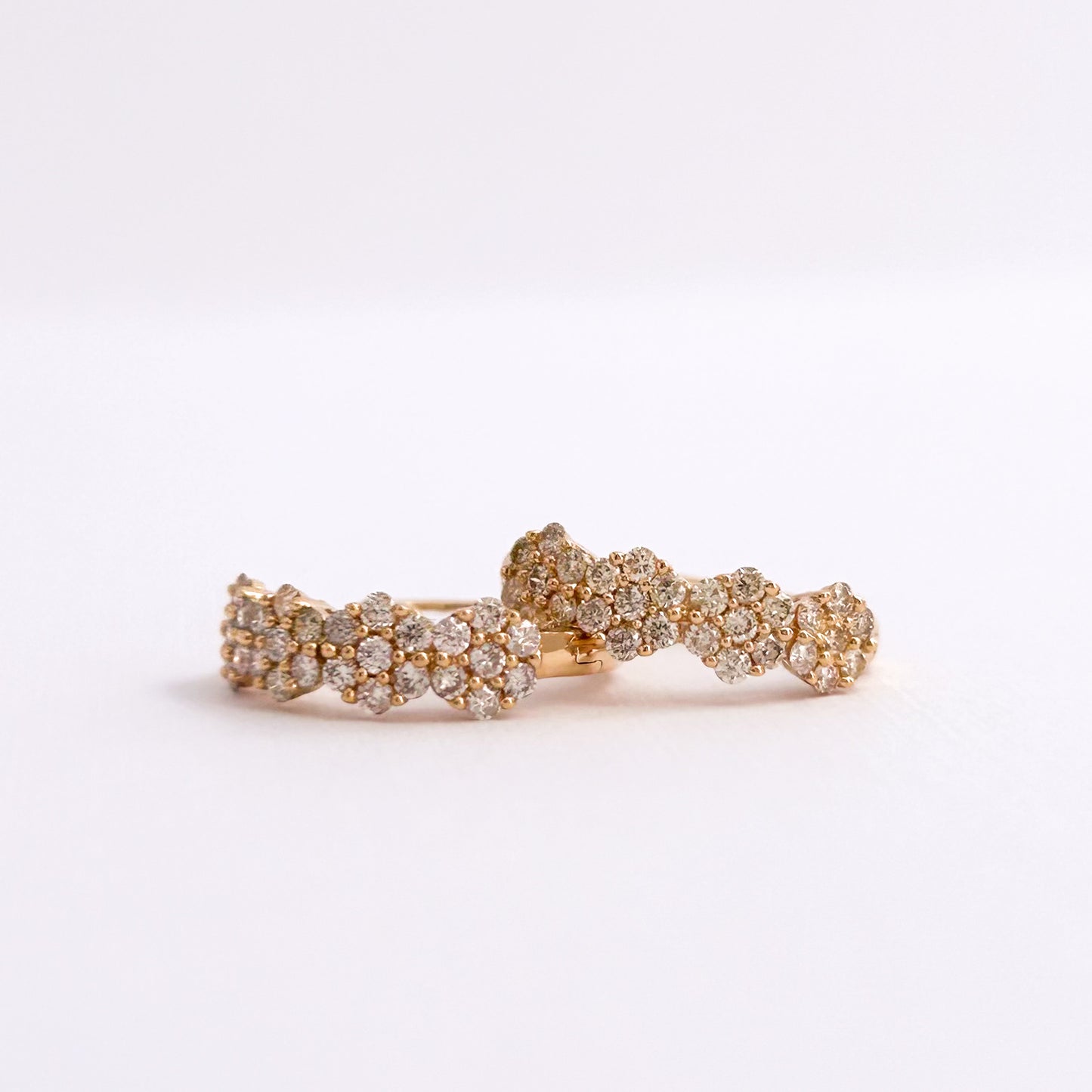 Argollas rosetas redondas con diamantes en oro 18k