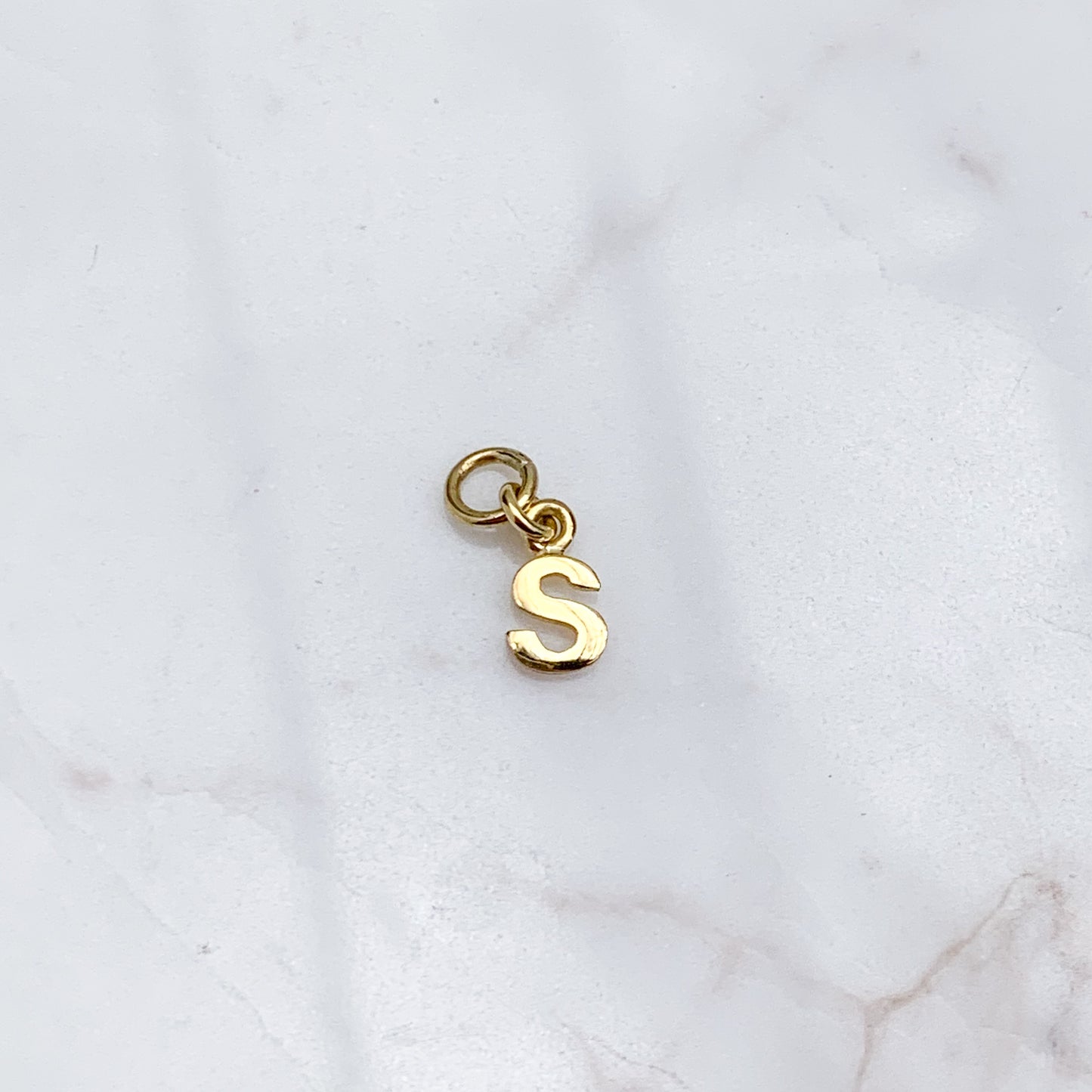 Charm de letra ó inicial para argolla en Oro 18k