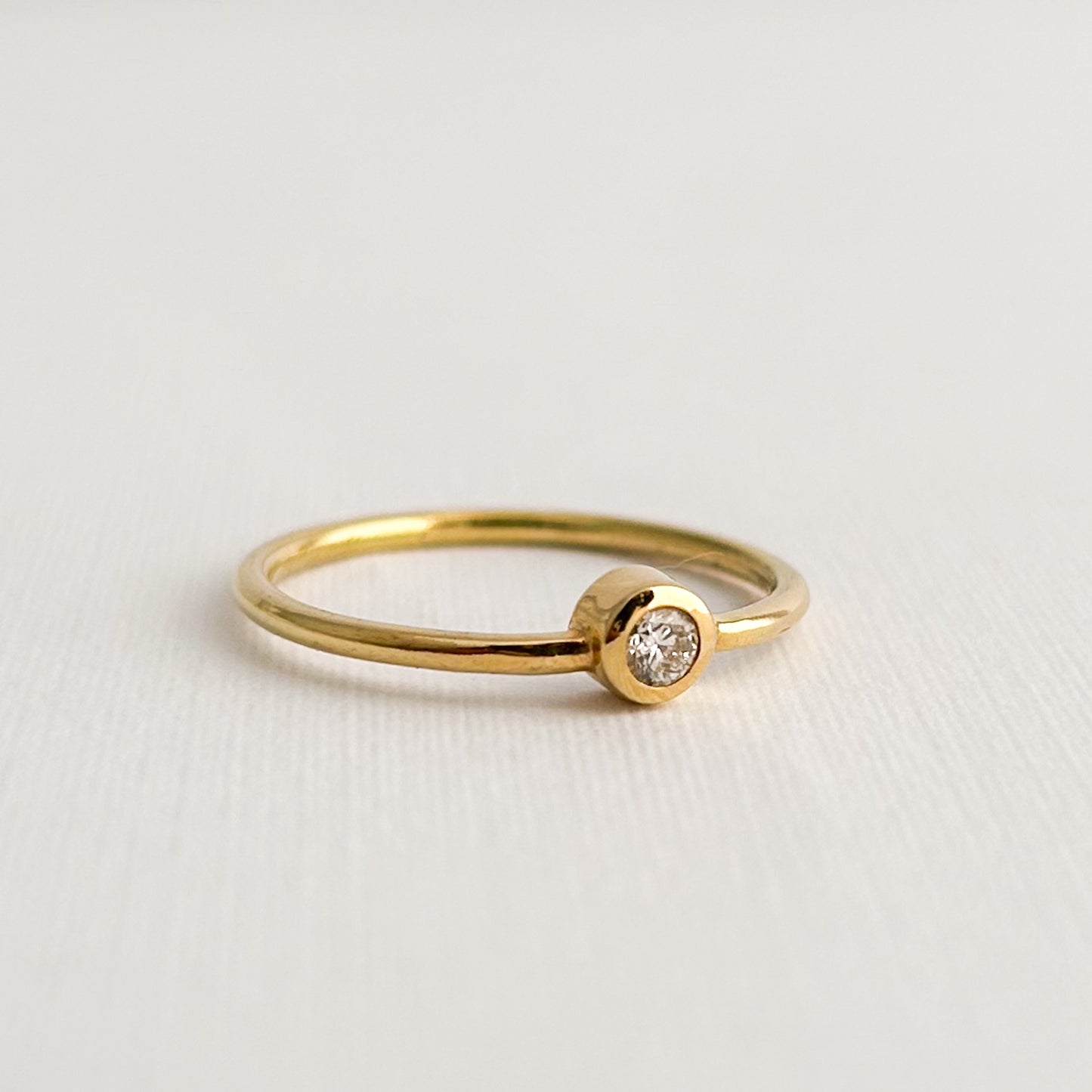 Anillo punto de luz oro 18k y diamante 0.10 cts
