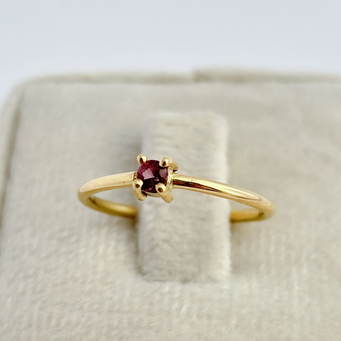 Anillo Aila Piedra natural oro 18k