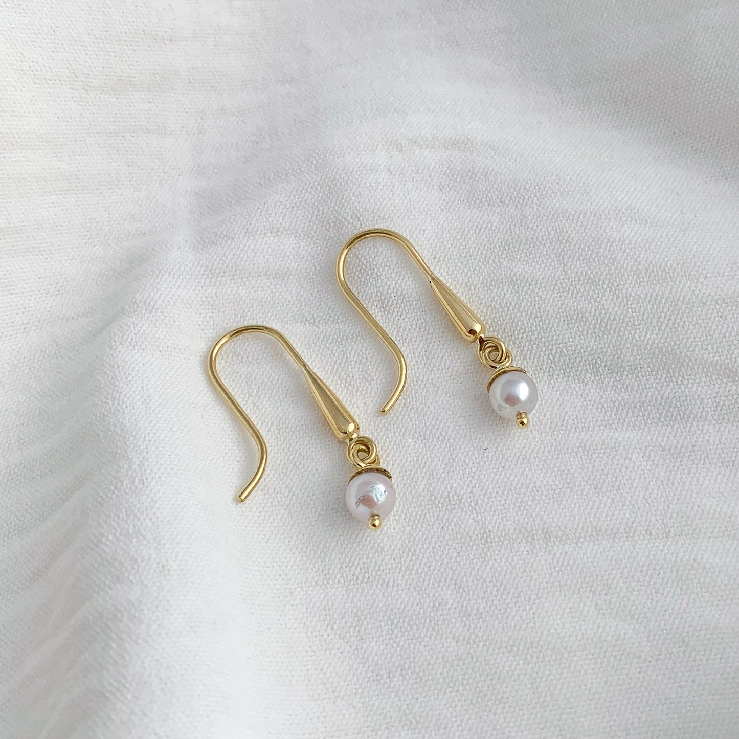 Aretes colgantes con perla oro 18k