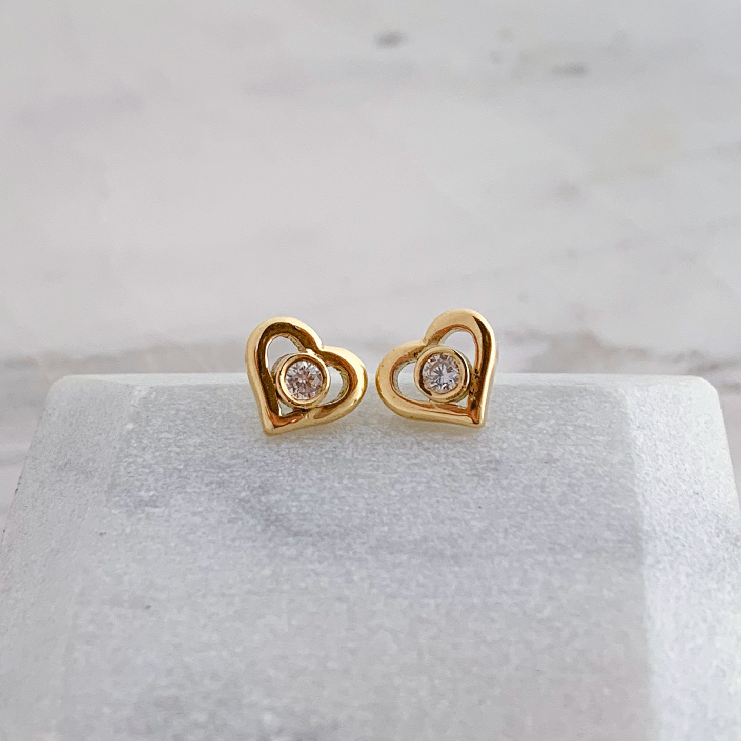 Aretes corazón calado con punto de luz oro 18k