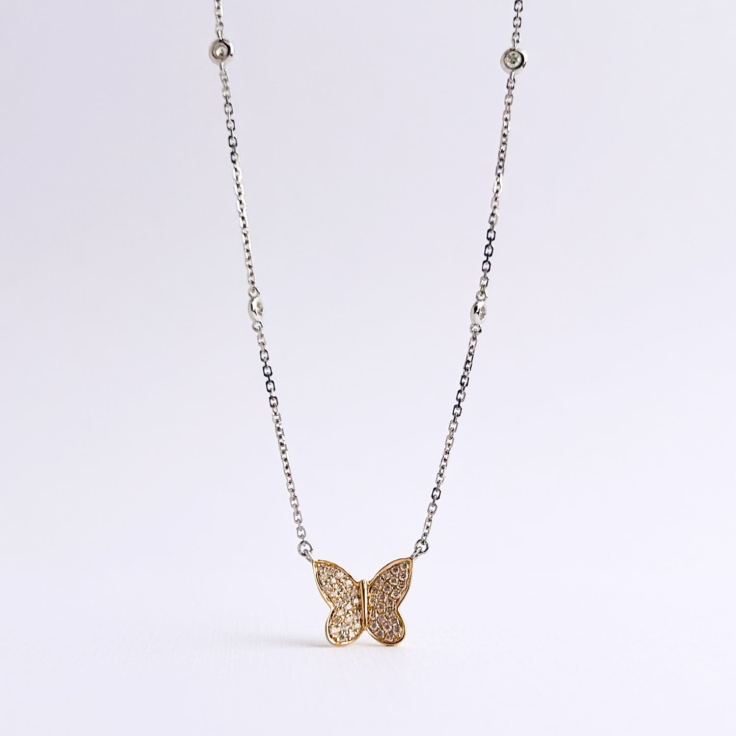Collar mariposa valkiria con diamantes en oro blanco 18k