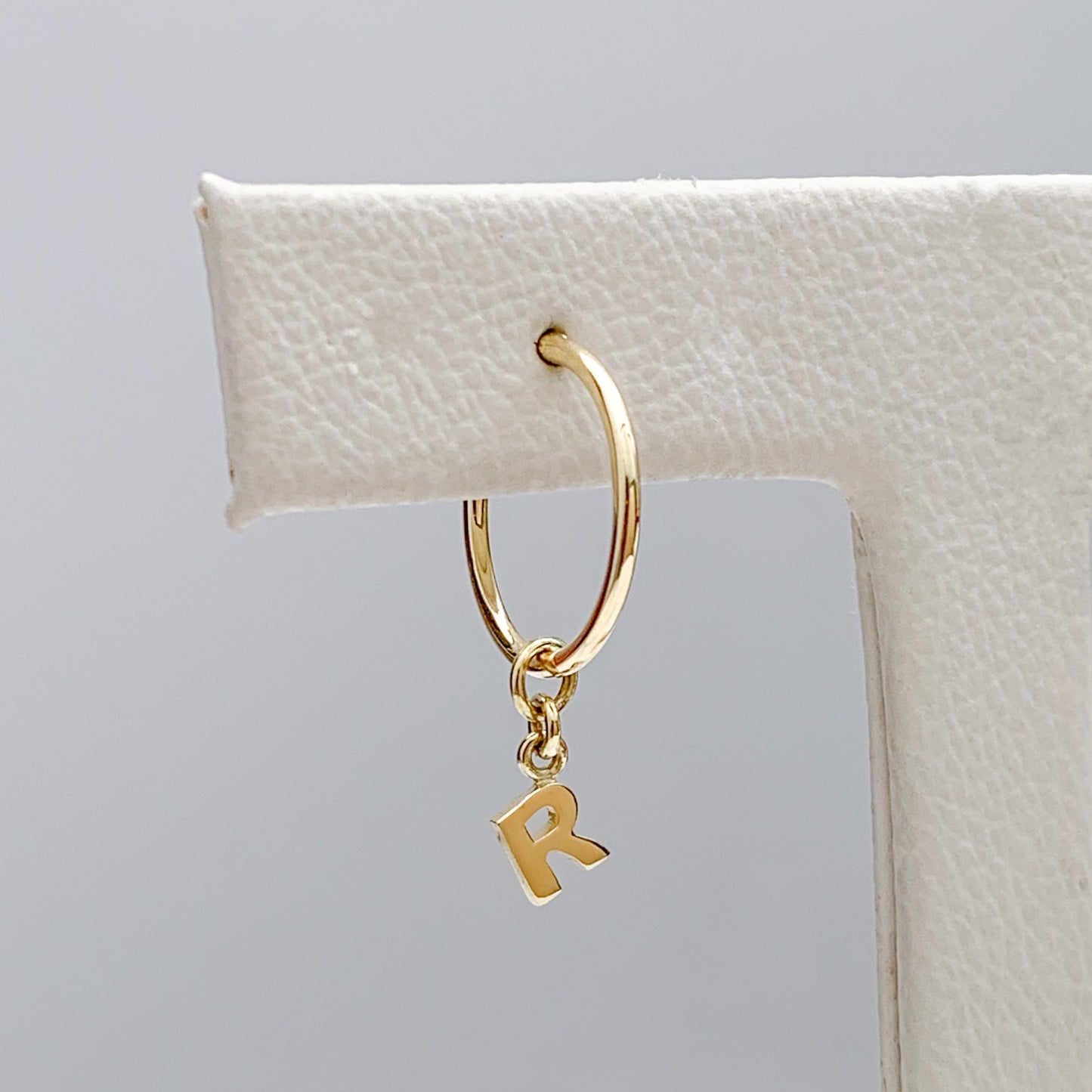 Charm de letra ó inicial para argolla en Oro 18k