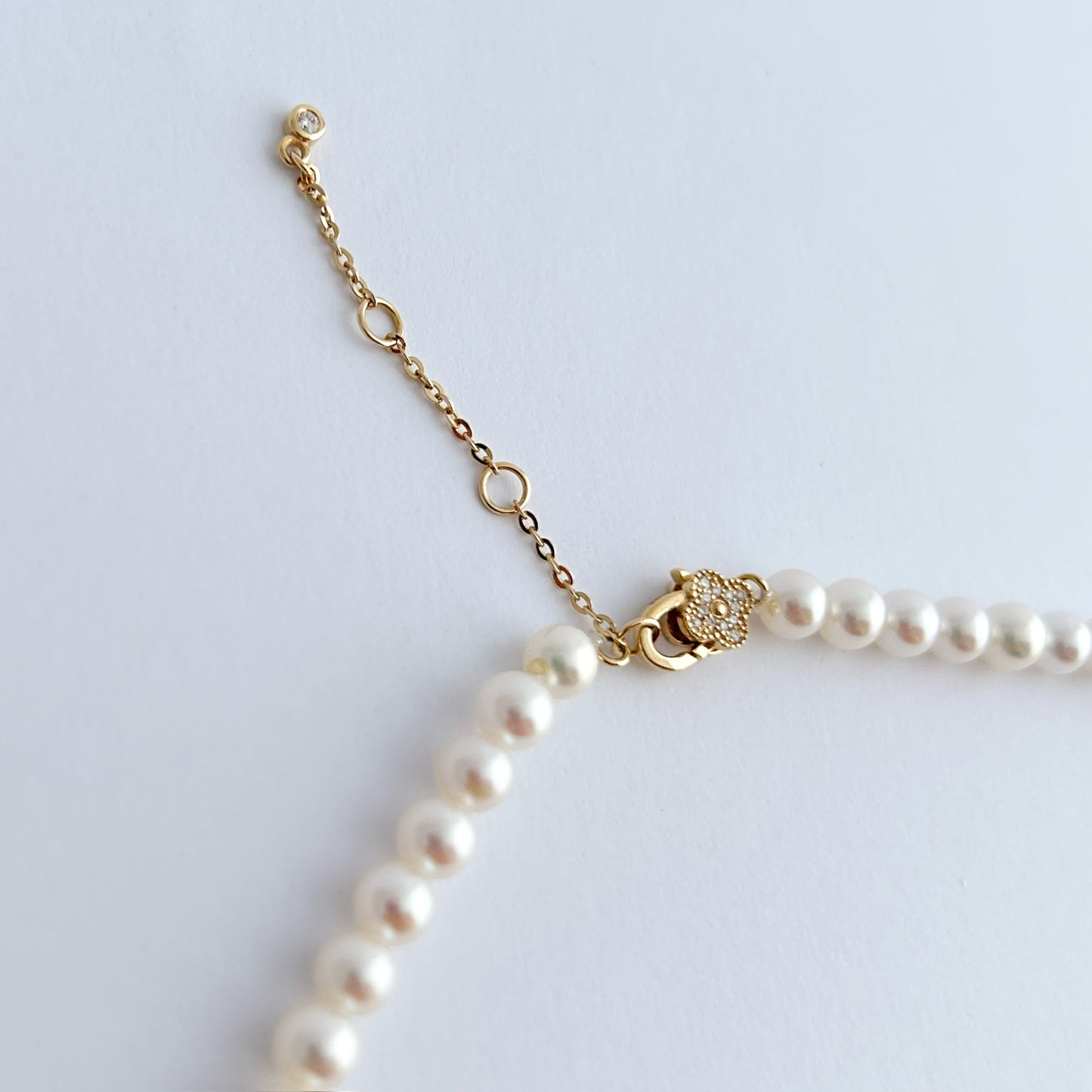 Collar de perlas cultivadas en oro 18k y broche con diamantes naturales