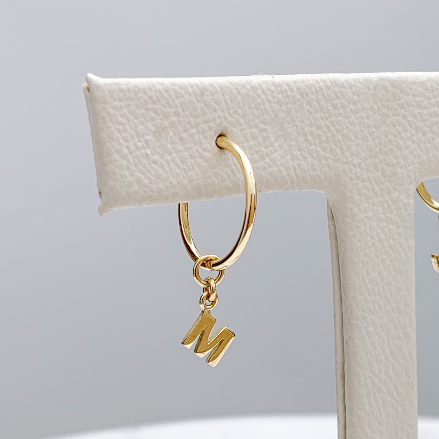 Charm de letra ó inicial para argolla en Oro 18k
