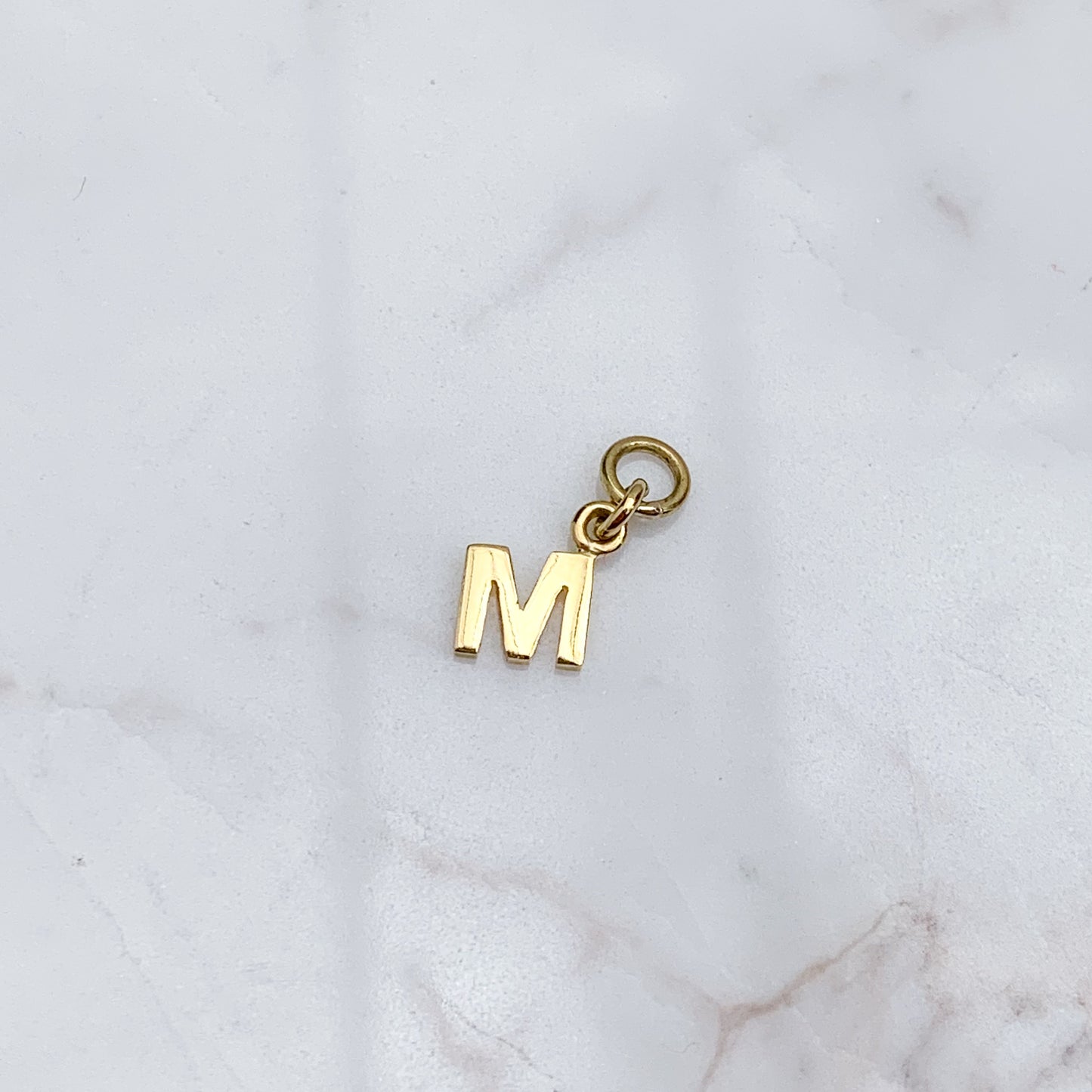 Charm de letra ó inicial para argolla en Oro 18k