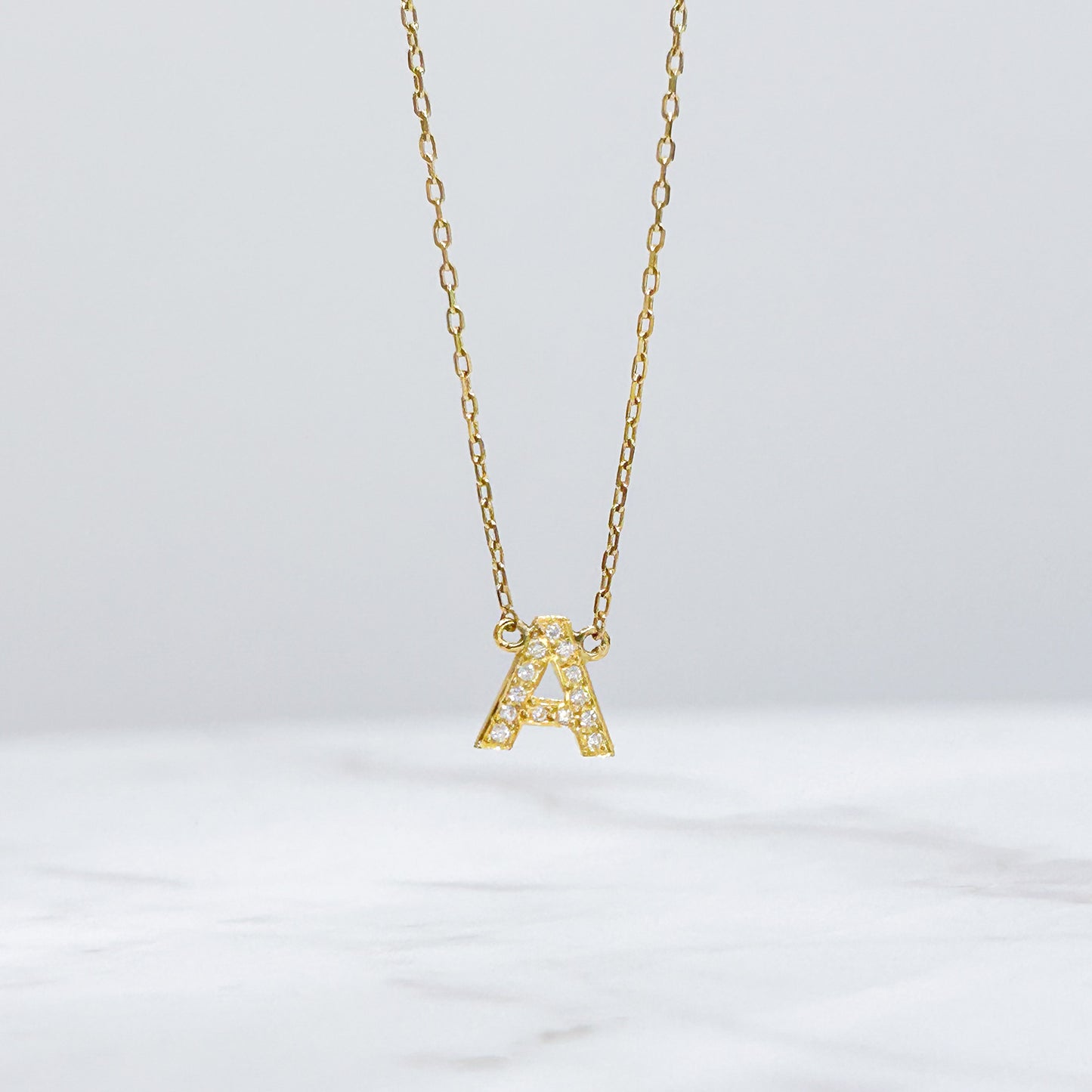 Gargantilla de inicial con diamantes Oro18k