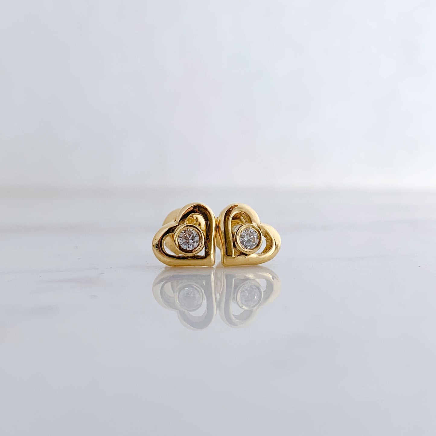 Aretes corazón calado con punto de luz oro 18k