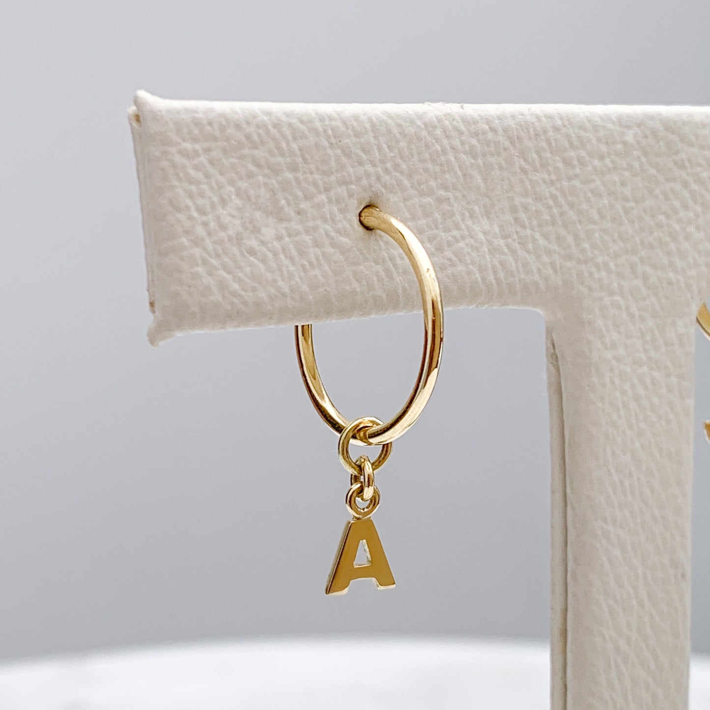Charm de letra ó inicial para argolla en Oro 18k