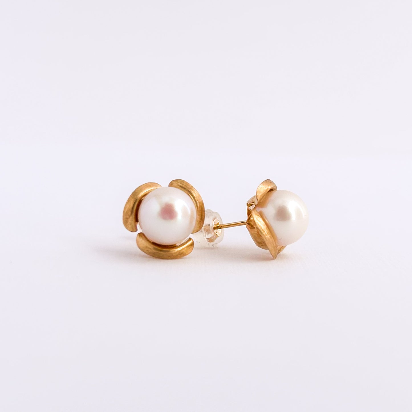 Aretes rosa con perla Akoya en oro 18k