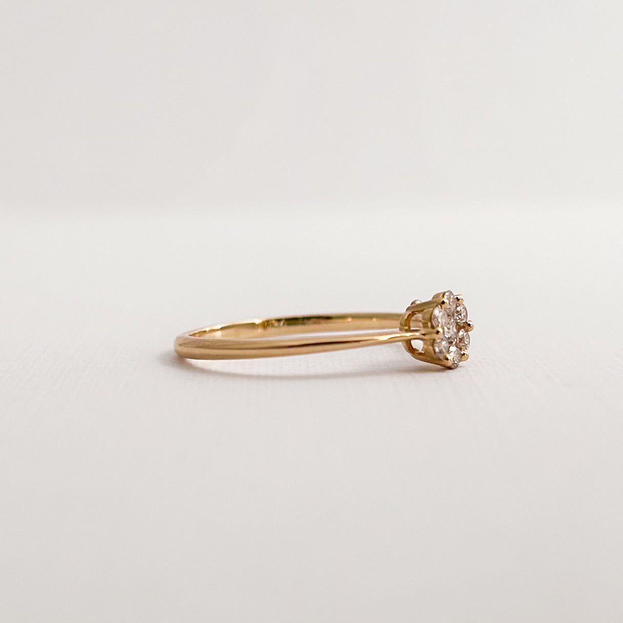 Anillo mini roseta redonda con diamantes 0.14 cts en oro 18k