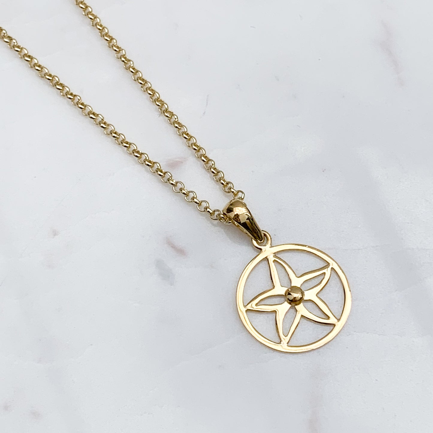 Dije de flor con circulo en oro 18k