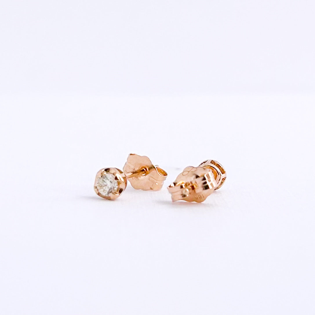 Aretes stud punto de luz con uñas y diamantes en oro 18k