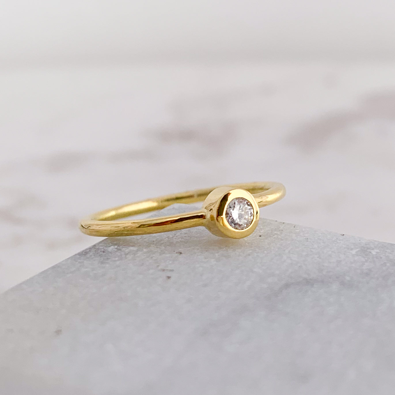 Anillo punto de luz oro 18k y diamante 0.10 cts