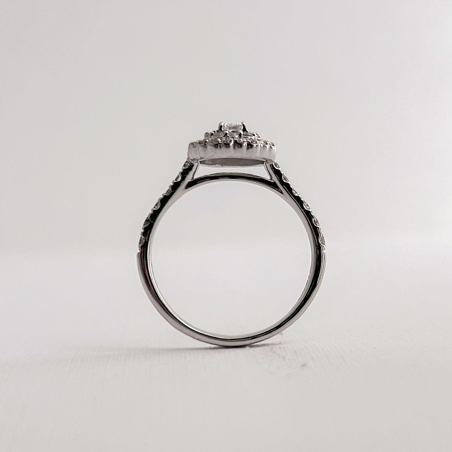 Anillo Halo Emerald con diamantes 0.75 cts en oro blanco 18k