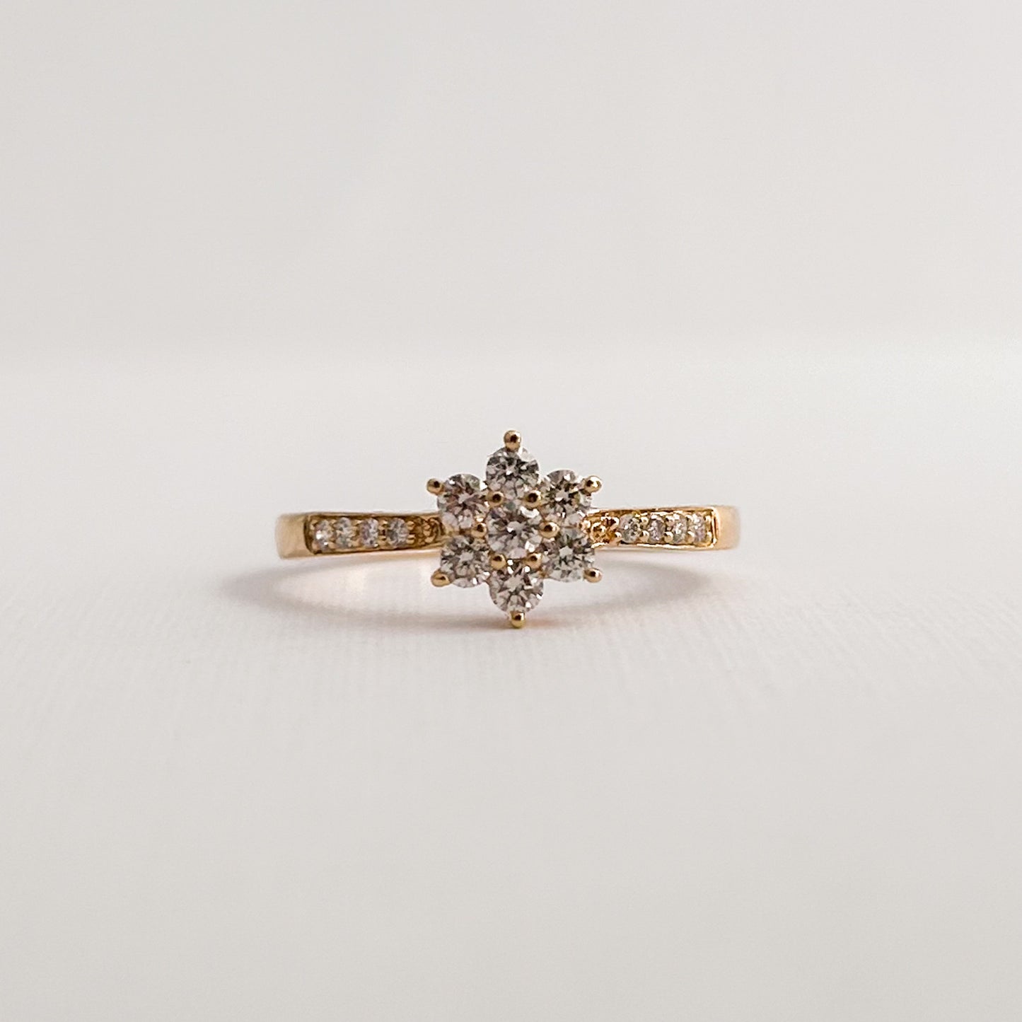 Anillo Roseta rivier con diamantes 0.30 cts en oro 18k