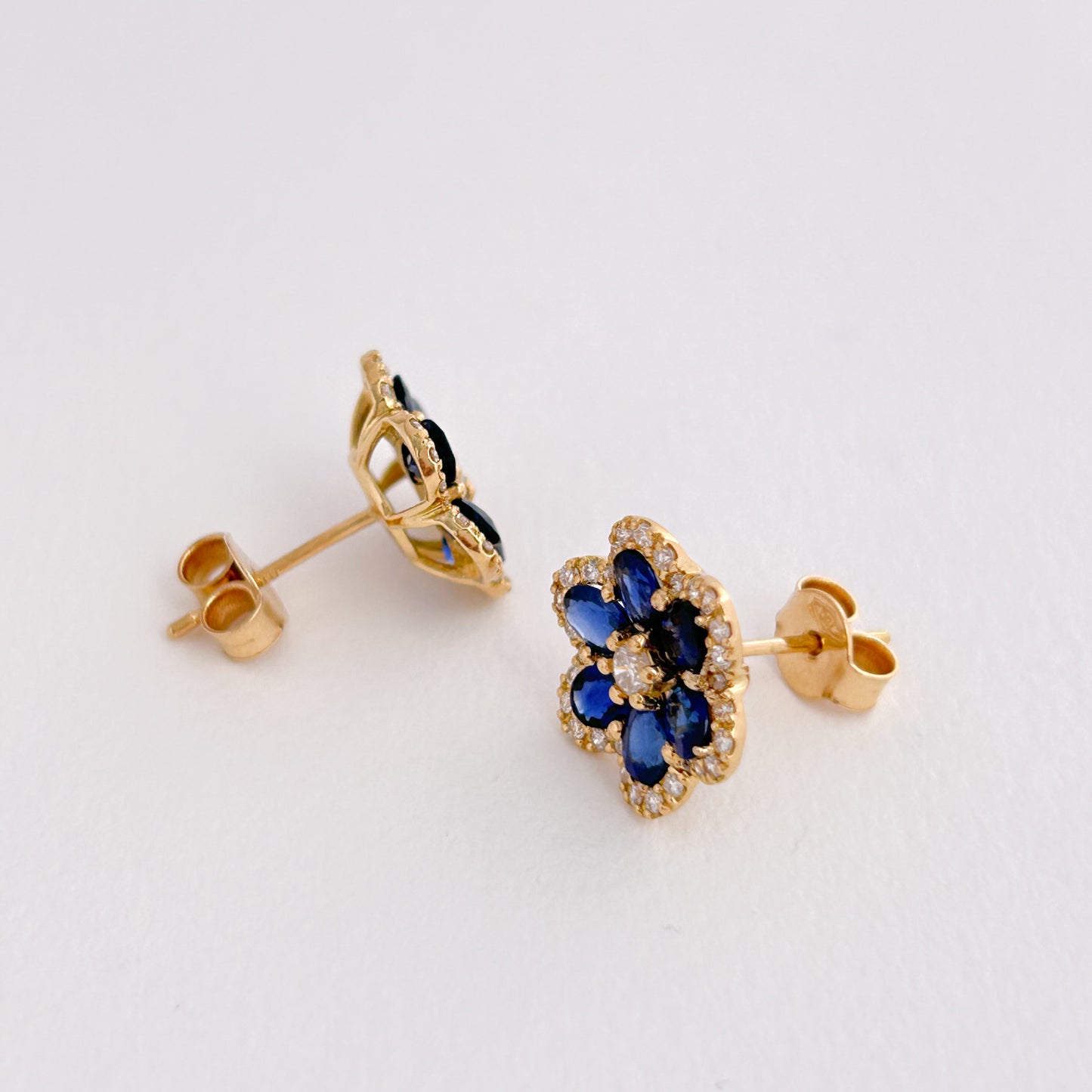 Aretes roseta zafiro con diamantes en Oro 18k