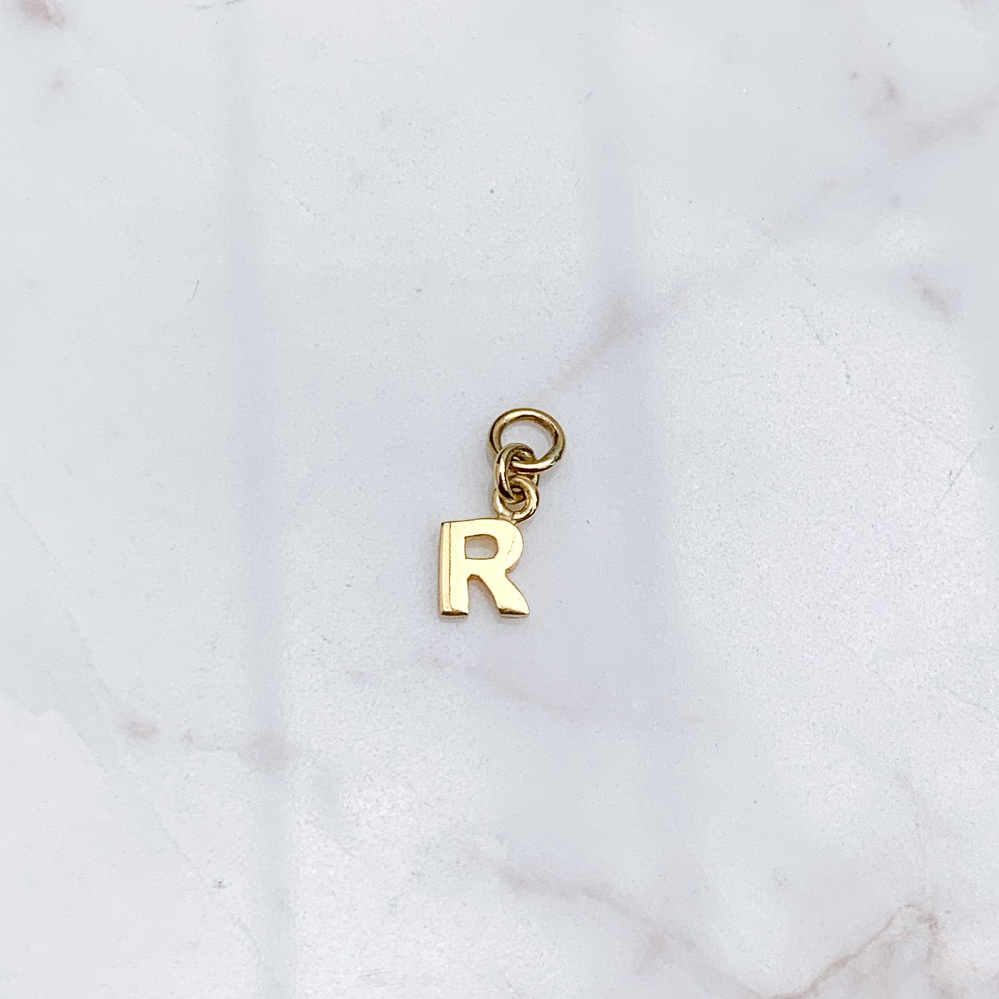Charm de letra ó inicial para argolla en Oro 18k