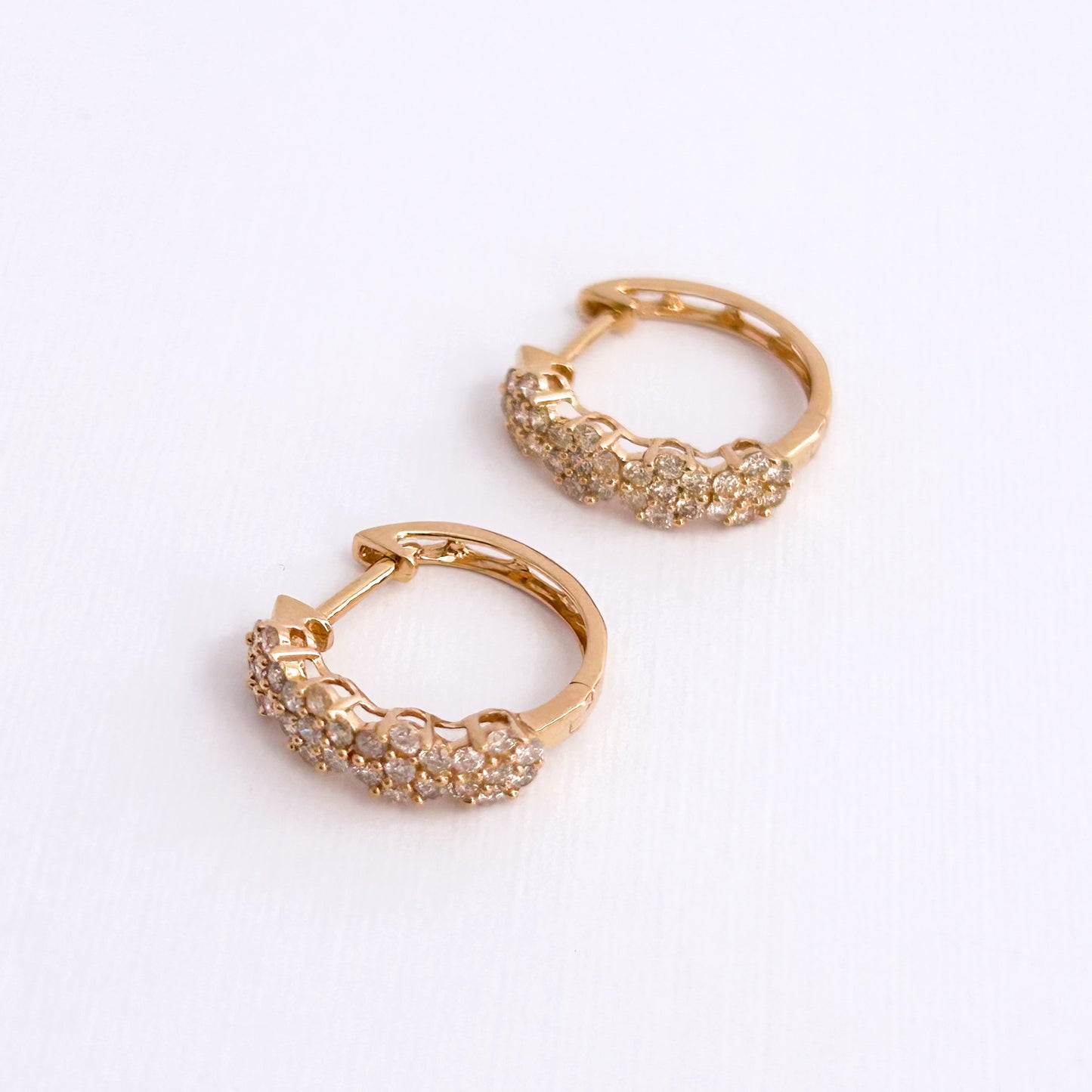 Argollas rosetas redondas con diamantes en oro 18k