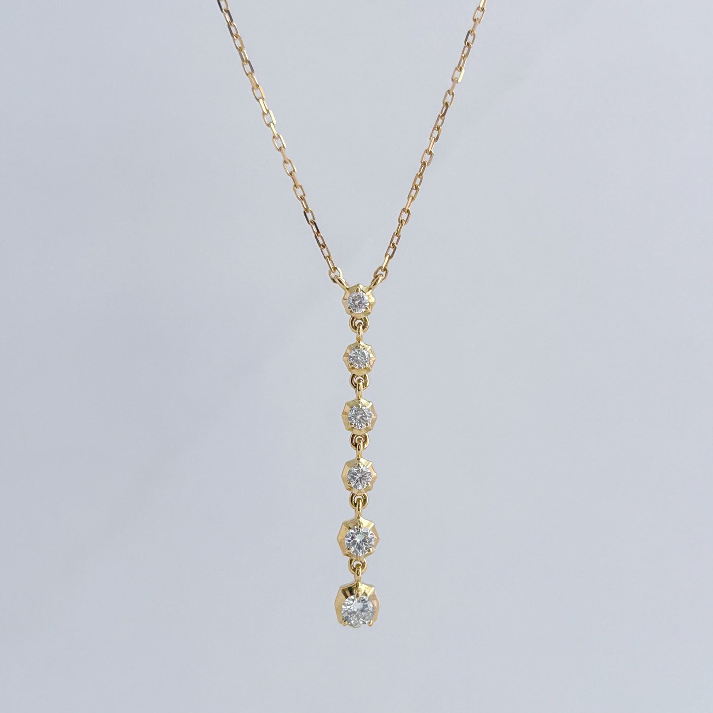 Gargantilla vertical brilliance con diamantes en Oro 18k