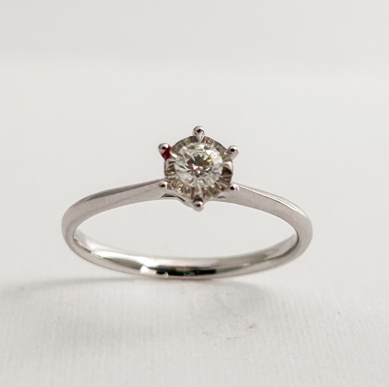 Anillo de compromiso 6 uñas con diamante 0.142 cts oro blanco 18k