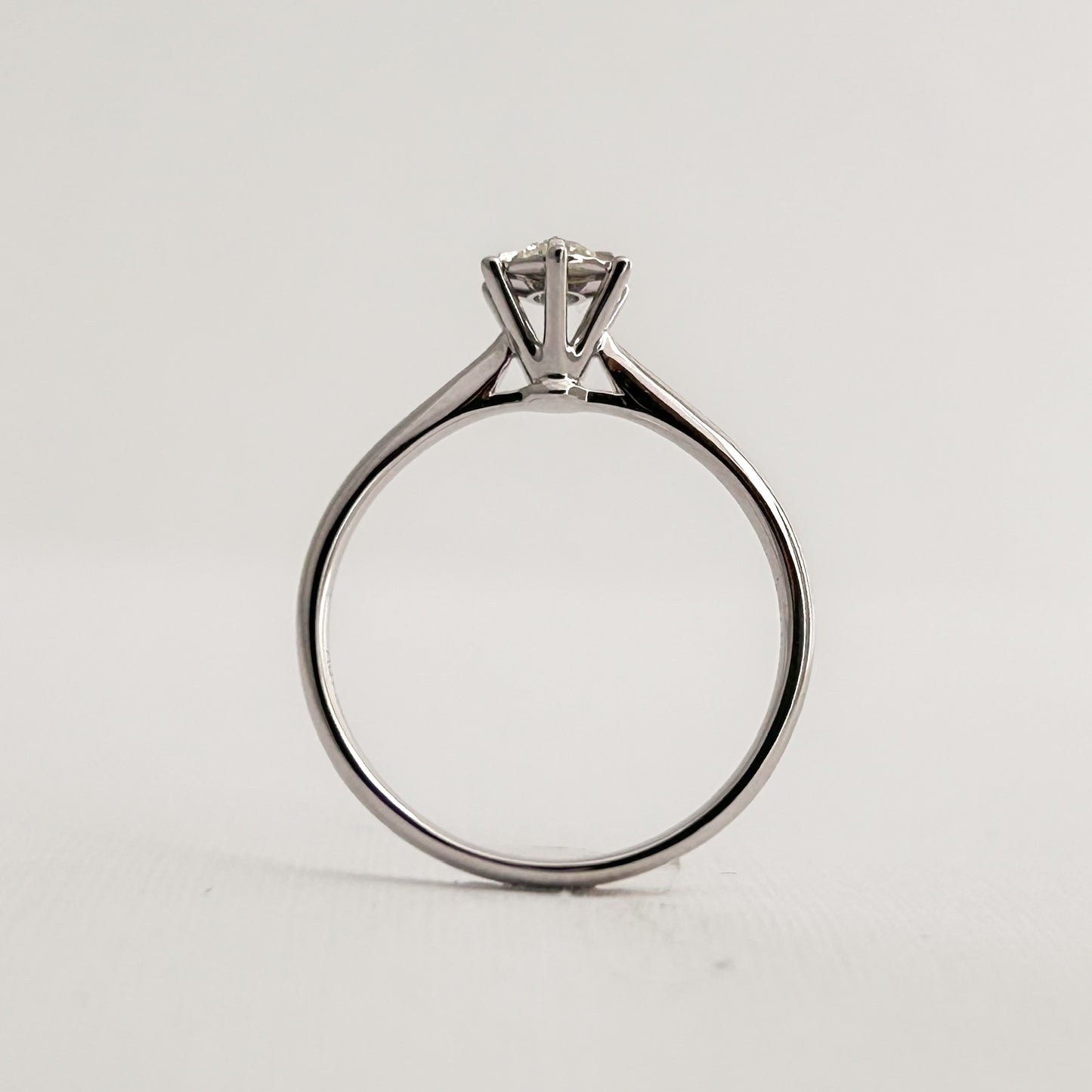 Anillo de compromiso 6 uñas con diamante 0.142 cts oro blanco 18k