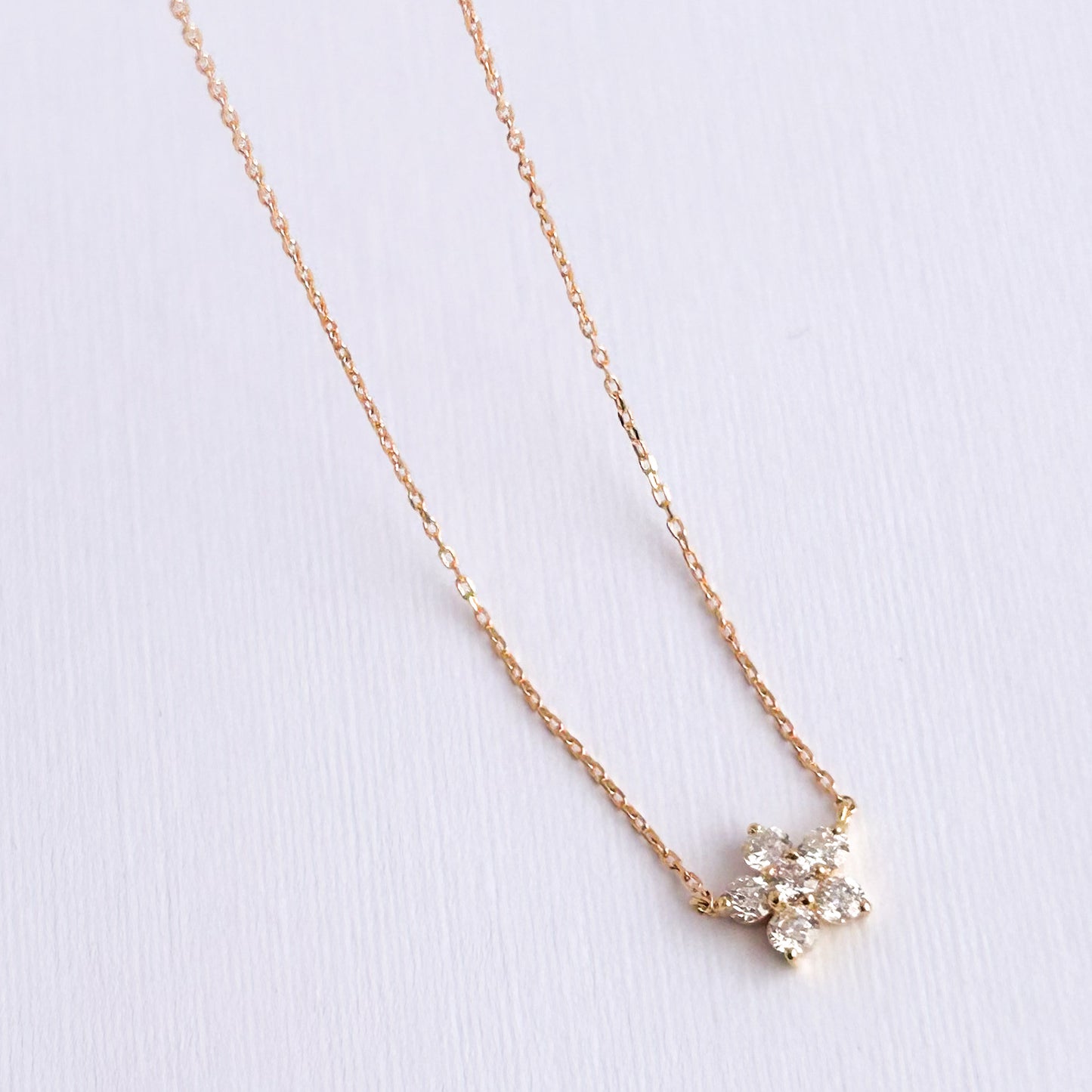 Collar Roseta mini con diamantes en oro 18k