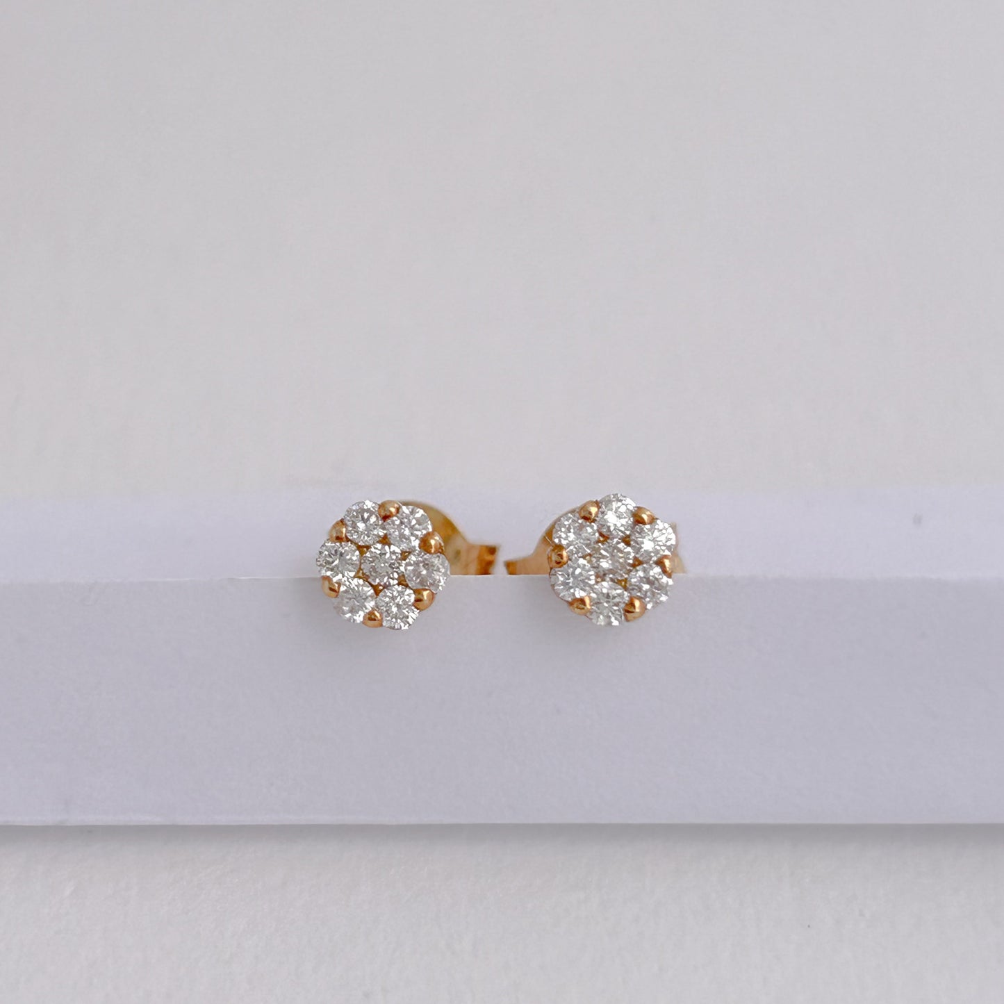 Aretes rosetas redondas mini con diamantes en Oro 18k
