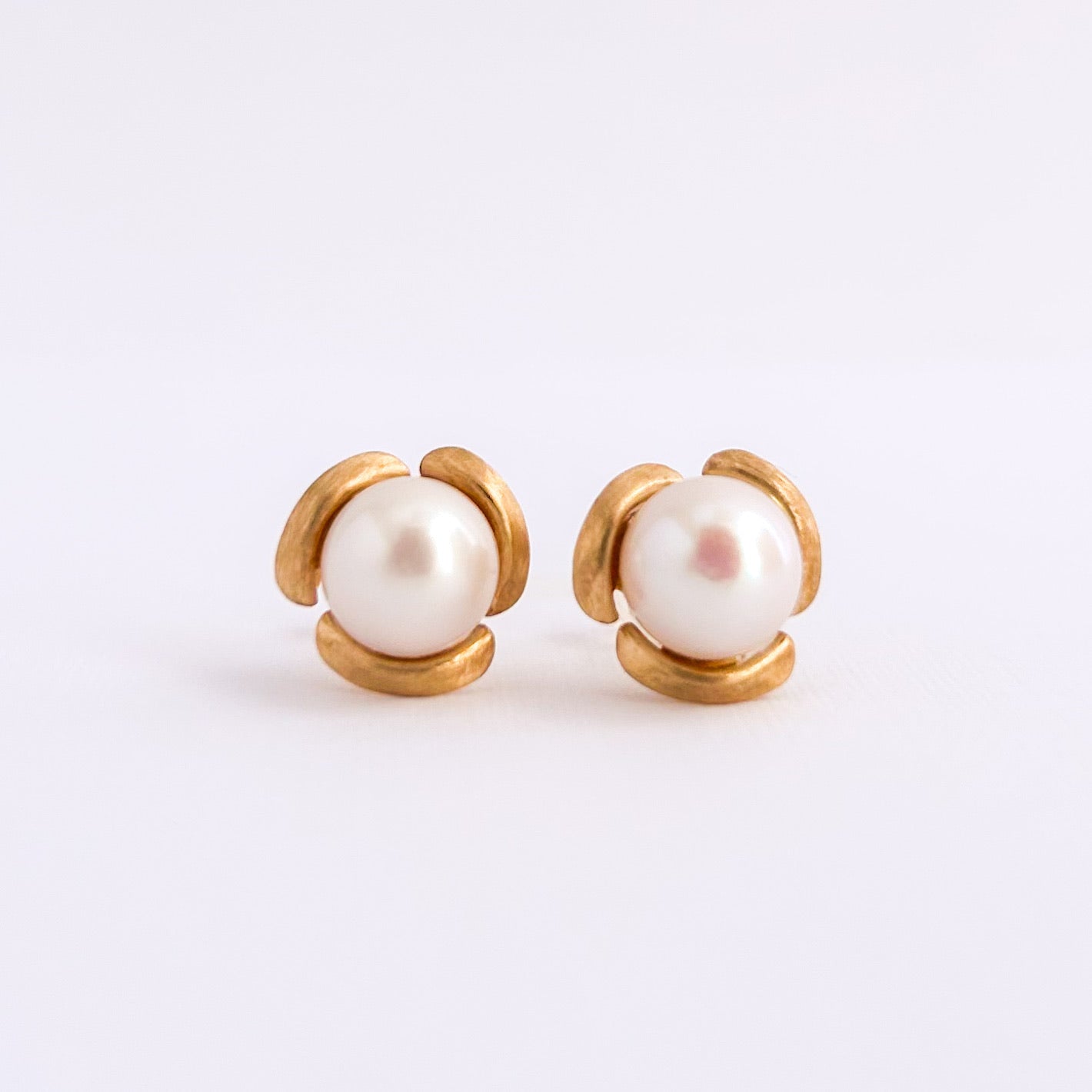 Aretes rosa con perla Akoya en oro 18k